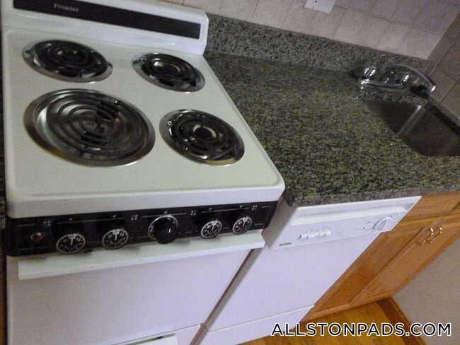 1110 Commonwealth Ave in Boston, MA - Building Photo - Building Photo