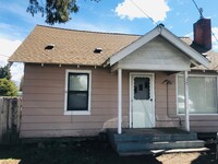 3731 Summers Ln in Klamath Falls, OR - Foto de edificio - Building Photo