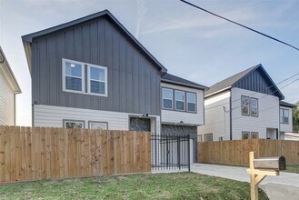 9305 Tower St in Houston, TX - Foto de edificio - Building Photo