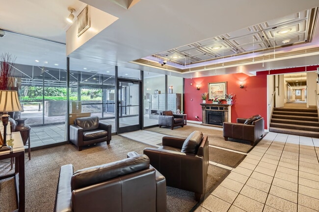 2015 S Finley Rd in Lombard, IL - Foto de edificio - Building Photo