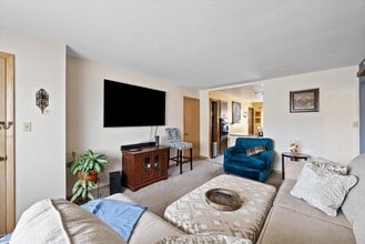 5506 W Oklahoma Ave, Unit Apt 2 in Milwaukee, WI - Foto de edificio - Building Photo