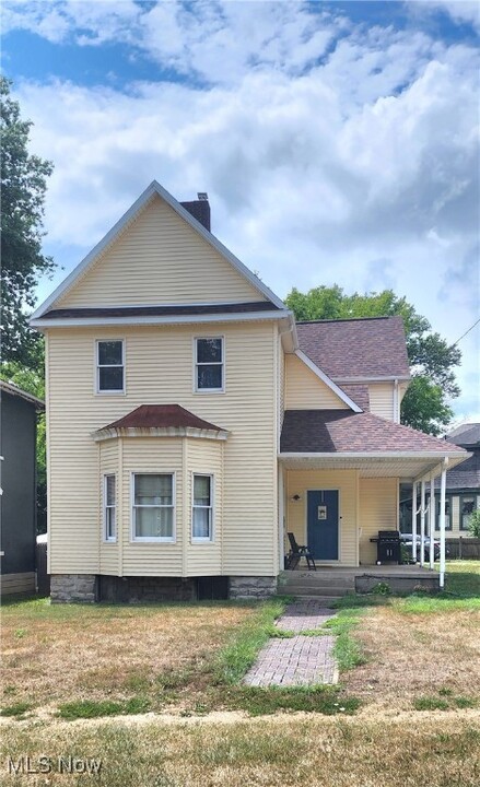 866 McIntire Ave in Zanesville, OH - Foto de edificio