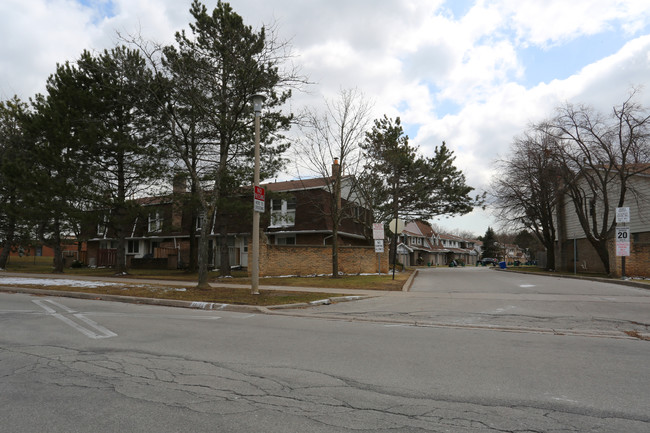 55-99 Brimwood Blvd in Toronto, ON - Building Photo - Building Photo