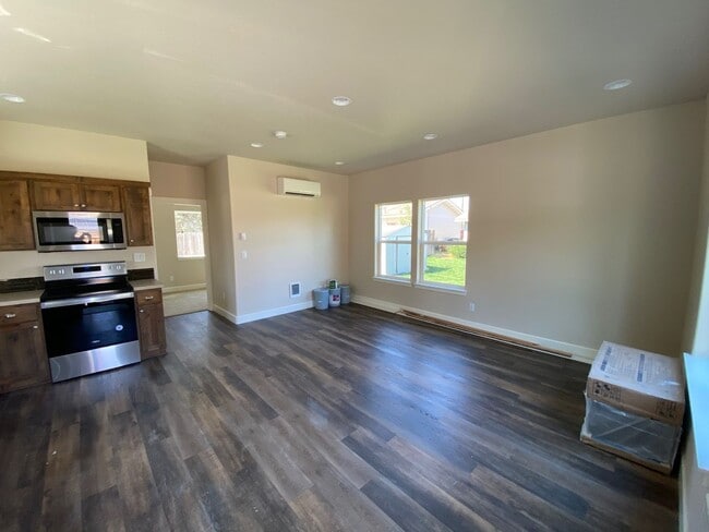 1444 NW Canyon Dr in Redmond, OR - Building Photo - Building Photo