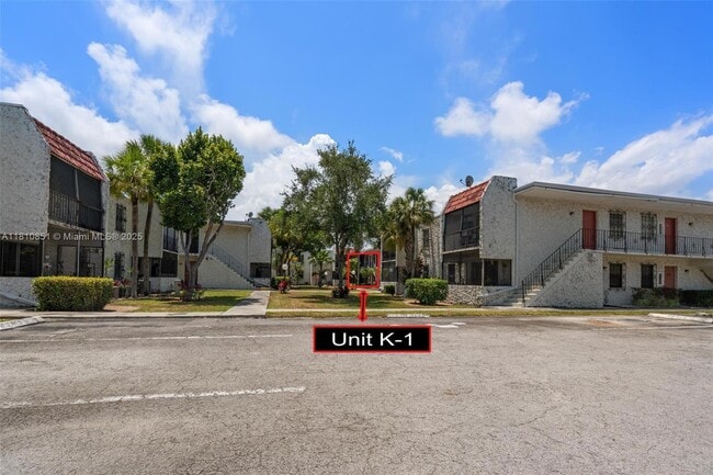 8701 SW 141st St in Palmetto Bay, FL - Foto de edificio - Building Photo