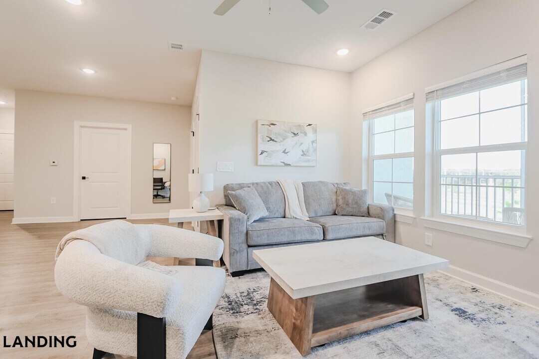 5001 Willowgate Loop, Unit 02-2305 in Tice, FL - Foto de edificio