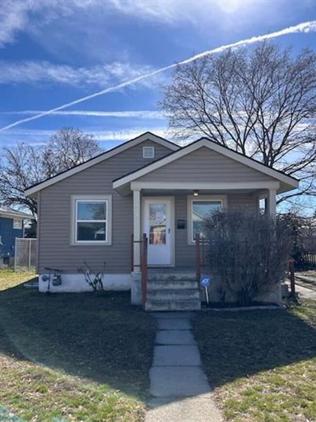 property at 908 E Longfellow Ave