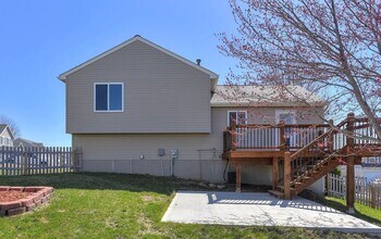 15304 Bondesson St in Bennington, NE - Building Photo - Building Photo