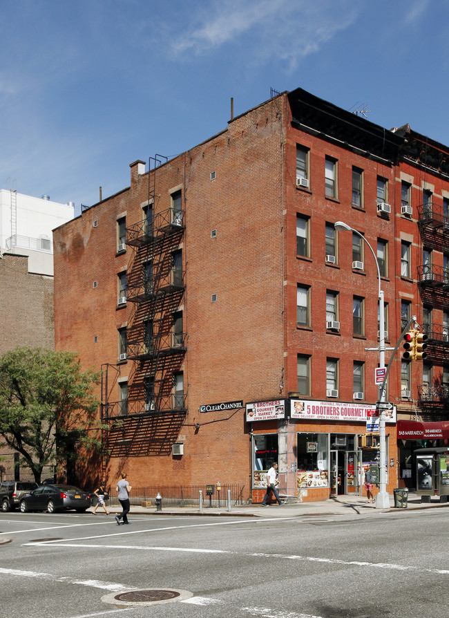 689 Tenth Ave in New York, NY - Foto de edificio - Building Photo
