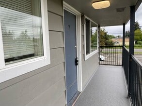 Bridgewood Estates Apartments in Lakewood, WA - Building Photo - Interior Photo