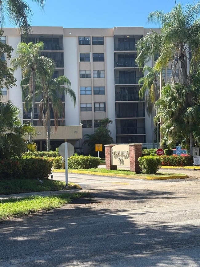 900 NE 195th St in Miami, FL - Foto de edificio - Building Photo