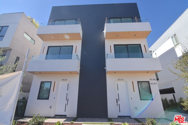 4543 Tujunga Ave in Los Angeles, CA - Foto de edificio - Building Photo