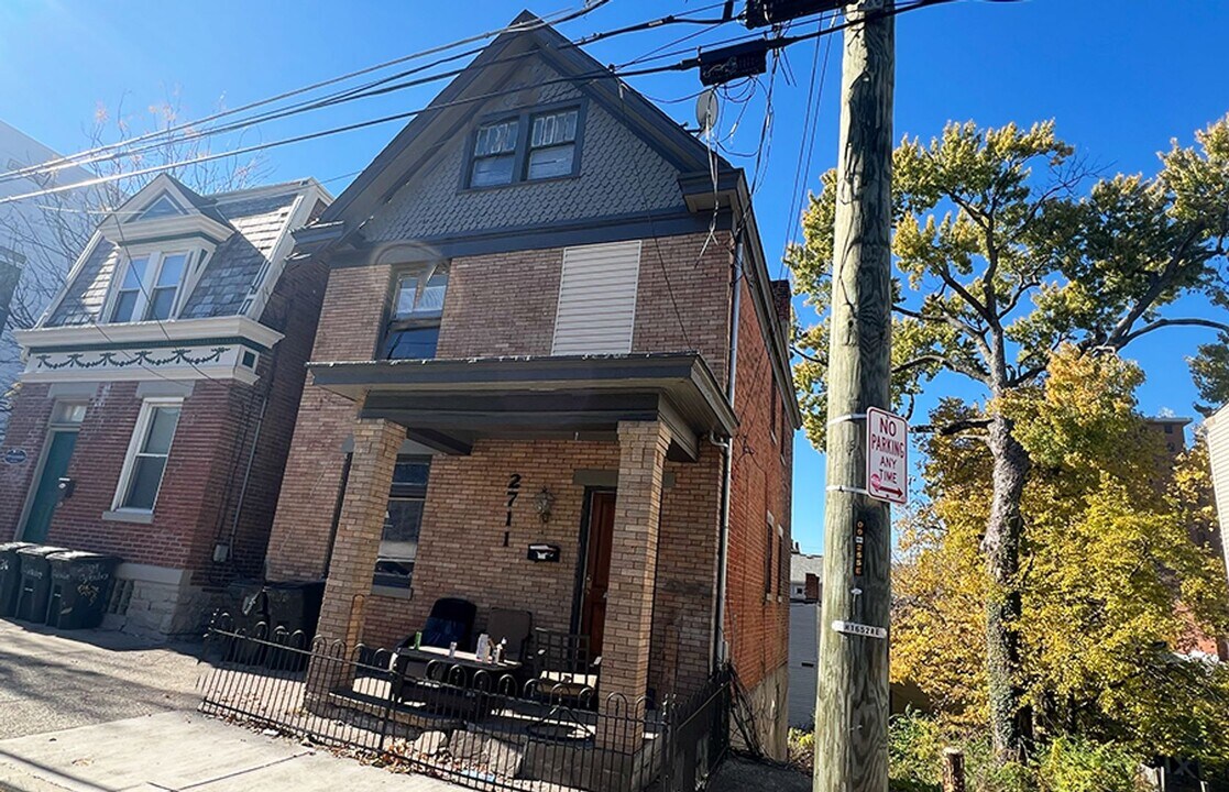 2711 Glendora Ave in Cincinnati, OH - Building Photo