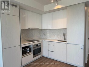 28 Interchange Wy in Vaughan, ON - Building Photo - Building Photo