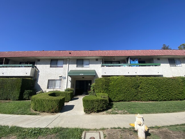 5735 Woodman Ave in Van Nuys, CA - Building Photo - Building Photo