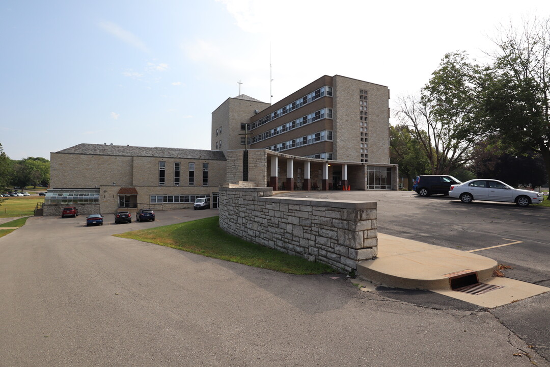 (55 & Older) - Windsor Park Apartments in Dubuque, IA - Building Photo