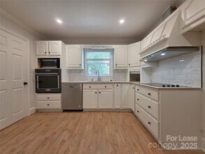 4426 Holbrook Dr in Charlotte, NC - Building Photo - Building Photo