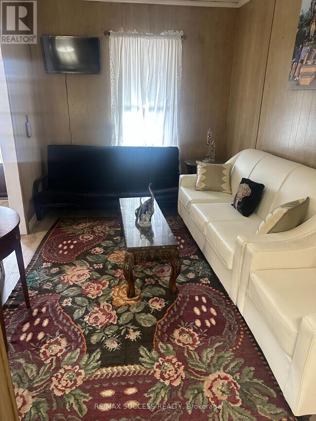 153 Barnesdale Ave N in Hamilton, ON - Building Photo - Building Photo