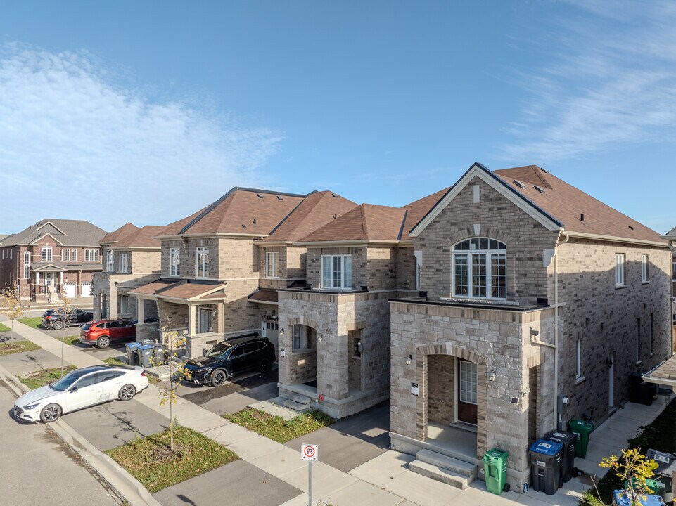 18 Oleary Rd in Brampton, ON - Building Photo