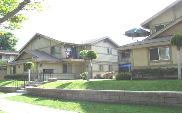 7934-7940 Bright Ave in Whittier, CA - Foto de edificio