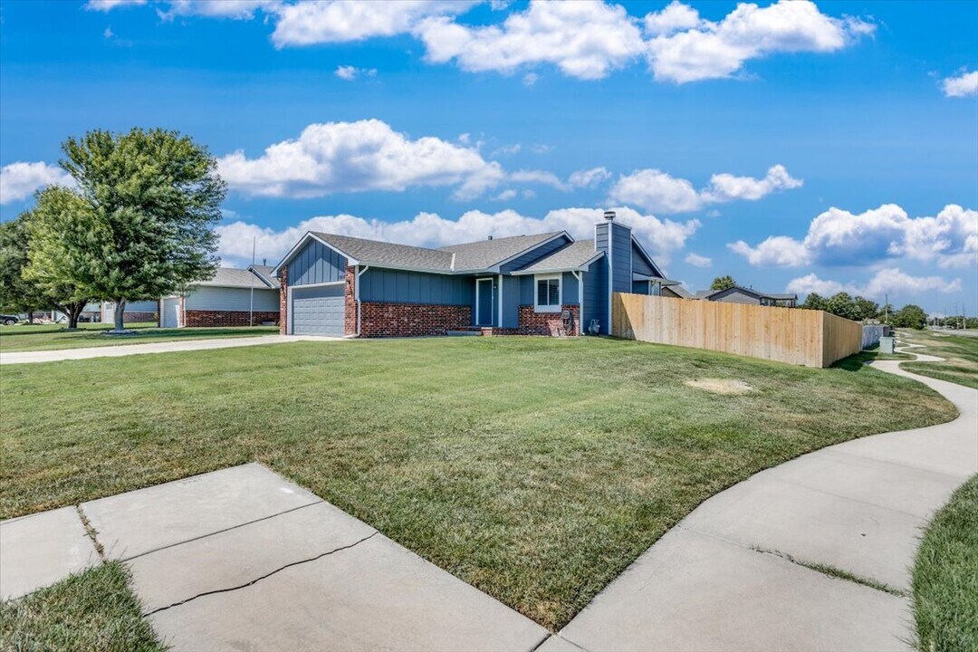 1918 Summerwood St in Goddard, KS - Building Photo