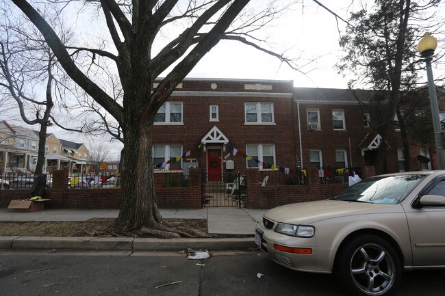 1425 Staples St NE in Washington, DC - Foto de edificio - Building Photo
