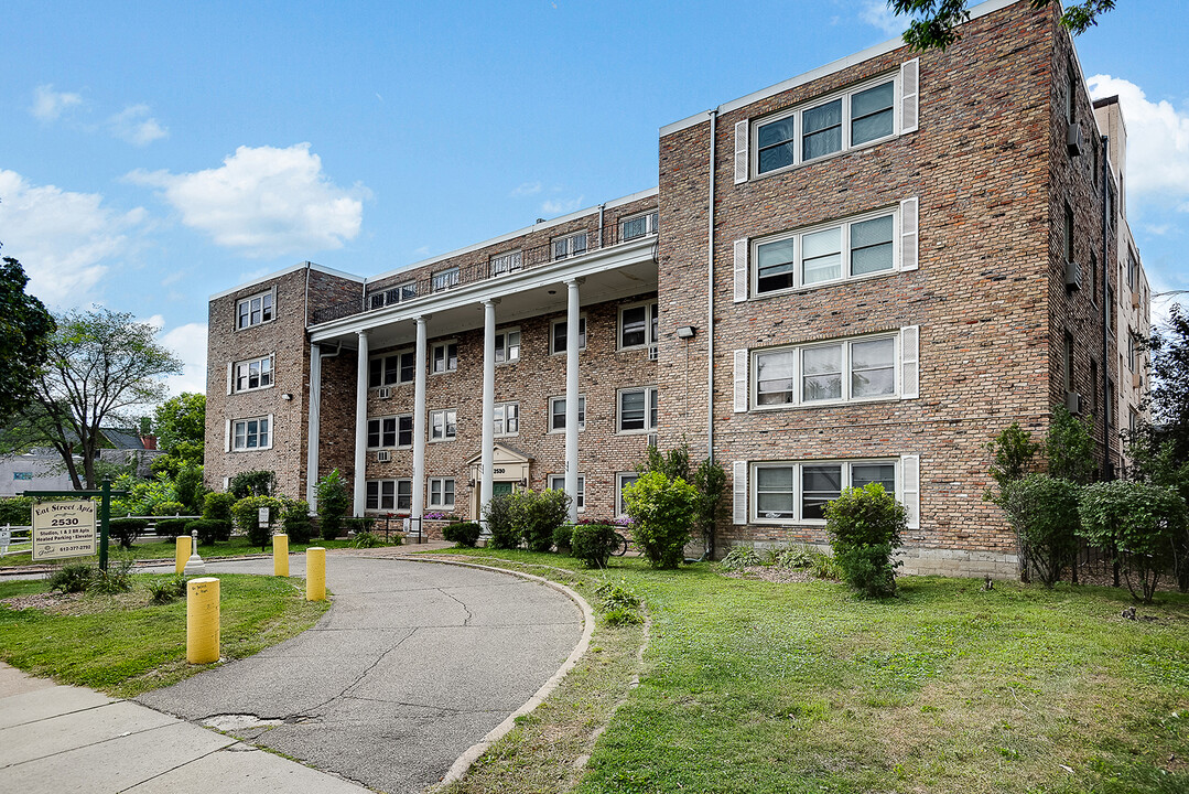 Eat Street Apartments in Minneapolis, MN - Building Photo