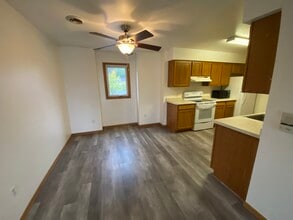 527 Trail Side Dr, Unit 527 in Deforest, WI - Foto de edificio - Building Photo