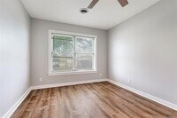 1906 N Main St photo'