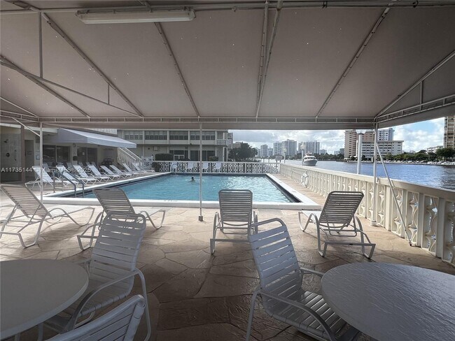 1817 S Ocean Dr, Unit 718 in Hallandale Beach, FL - Foto de edificio - Building Photo