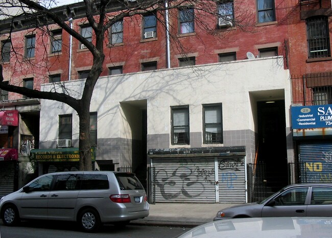 209 E 117th St in New York, NY - Building Photo - Building Photo