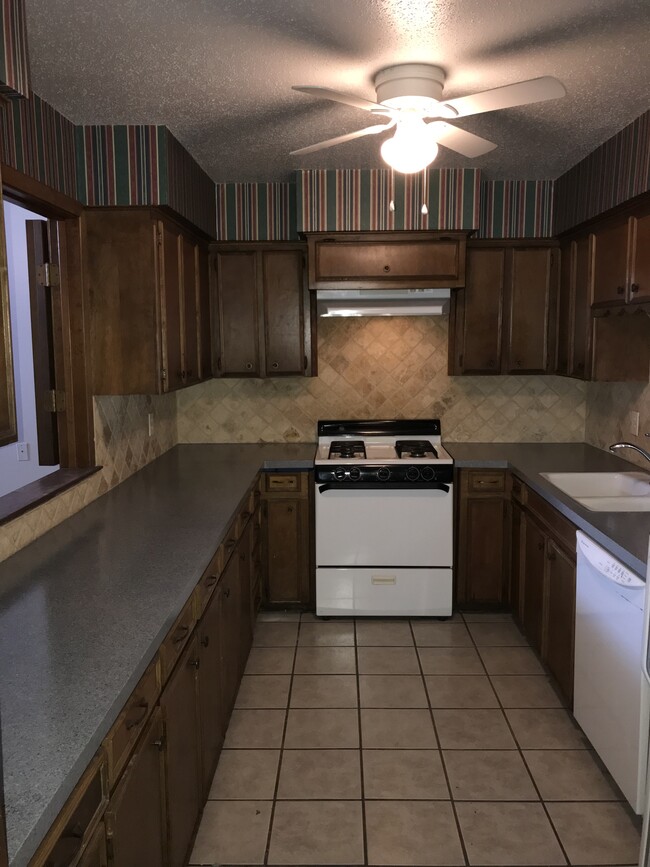 1904 Jupiter Rd in Plano, TX - Building Photo - Building Photo