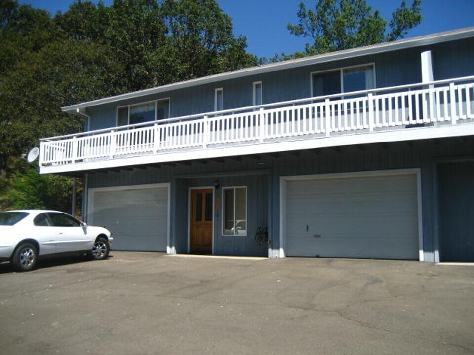 1834-1836 NE Todd St in Roseburg, OR - Building Photo