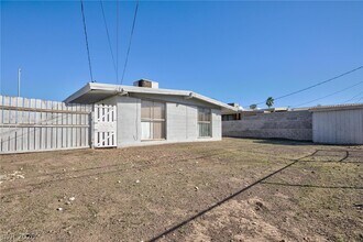 232 Hillcrest Dr in Henderson, NV - Foto de edificio - Building Photo