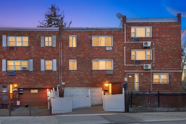 1102 E 233rd St in Bronx, NY - Foto de edificio - Building Photo