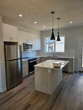 330 Ambleton St NW in Calgary, AB - Building Photo - Building Photo