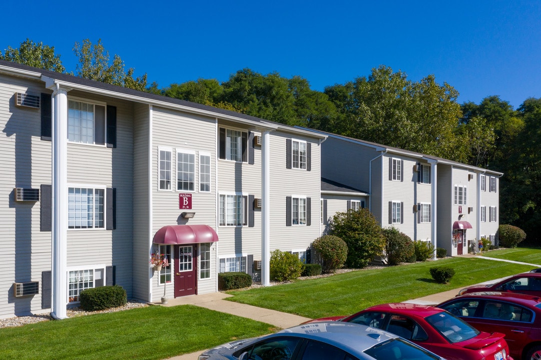 Whitney Estates Apartments in Hillsdale, MI - Foto de edificio