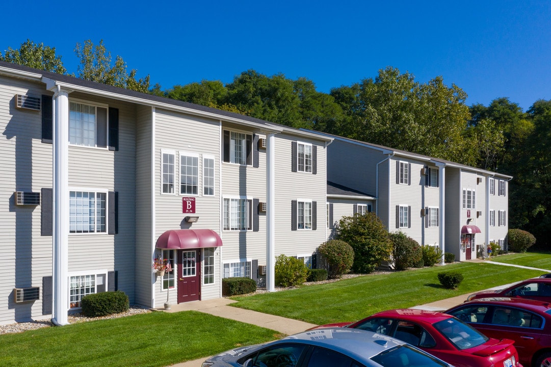 Whitney Estates Apartments in Hillsdale, MI - Building Photo