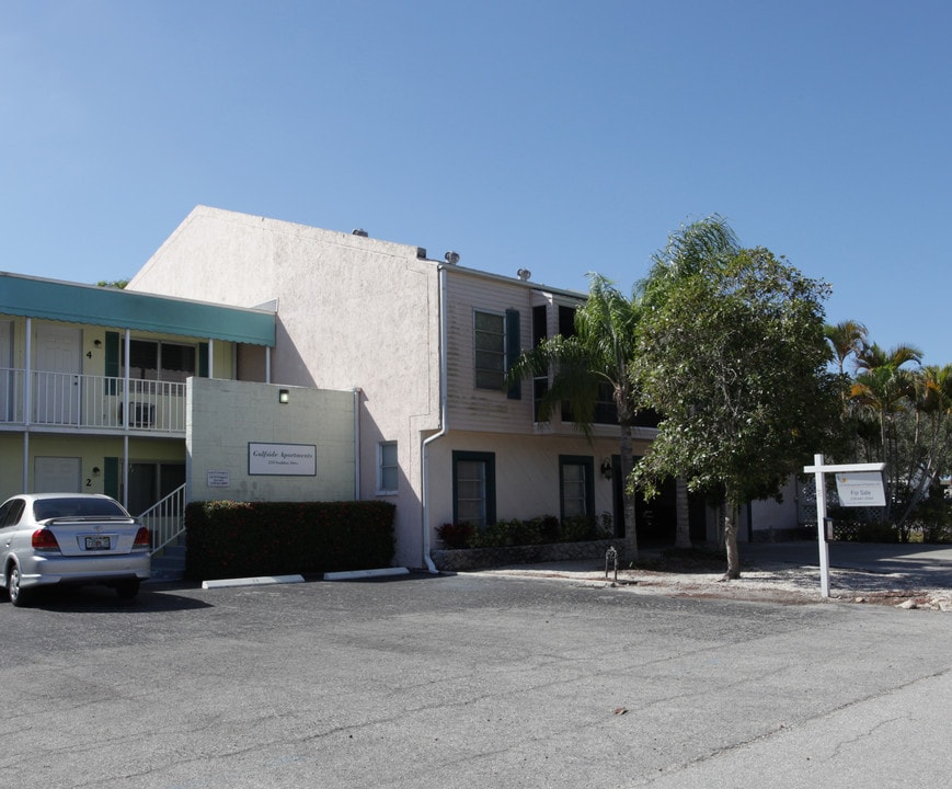 210 Southbay Dr in Naples, FL - Building Photo