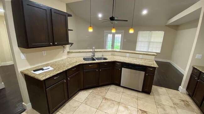1310 Ashway St in Conroe, TX - Building Photo - Building Photo