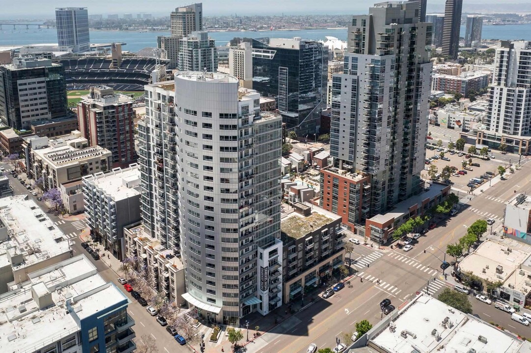 Strata in San Diego, CA - Foto de edificio