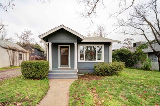 1229 Orange Ave in Redding, CA - Foto de edificio - Building Photo