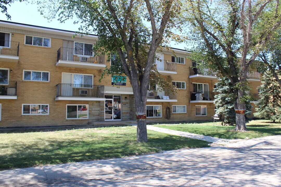 Ret 4100 in Regina, SK - Building Photo