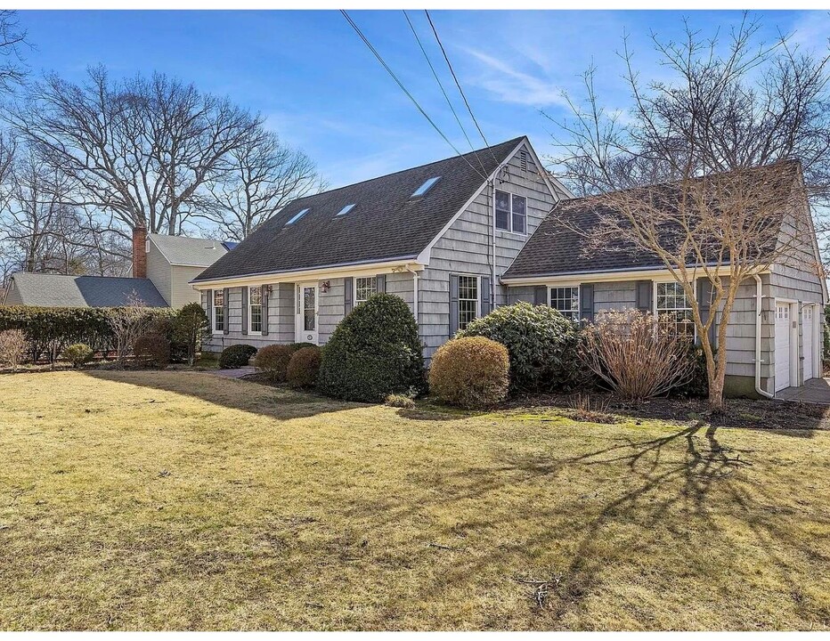 31 Lovers Ln in Aquebogue, NY - Building Photo