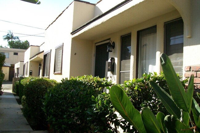 417 E Elmwood Ave in Burbank, CA - Building Photo - Building Photo