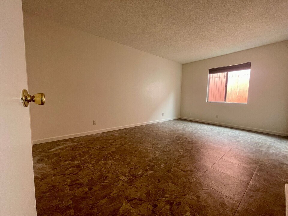 545 E 11th St in Long Beach, CA - Building Photo