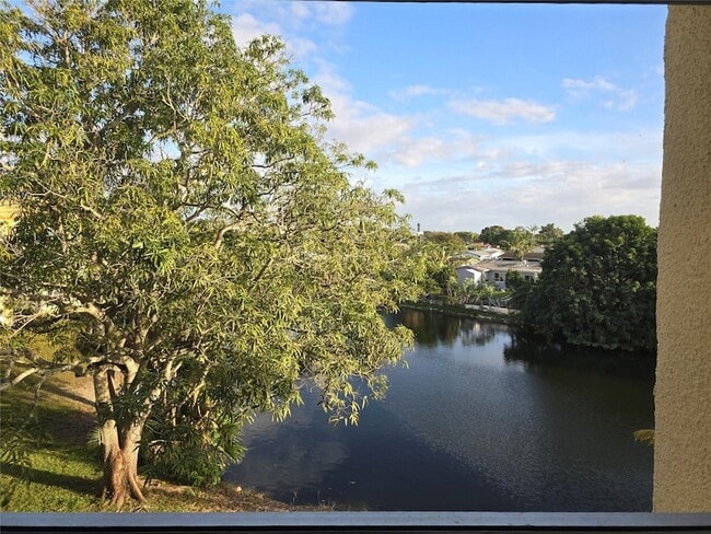 8225 Sunrise Lakes Blvd, Unit 310 in Sunrise, FL - Building Photo - Building Photo