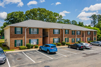 High Grove Apartments in Bonaire, GA - Foto de edificio - Building Photo