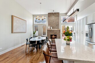 1527 W Pearson St in Chicago, IL - Building Photo - Building Photo