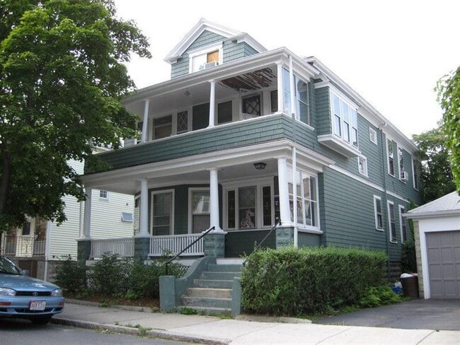 34 Leonard St, Unit 1 in Somerville, MA - Foto de edificio - Building Photo